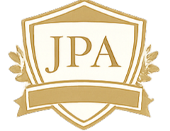 アトリエ・ノアのJPA本部校認定を象徴する、シールド型のゴールドエンブレムアイコン。