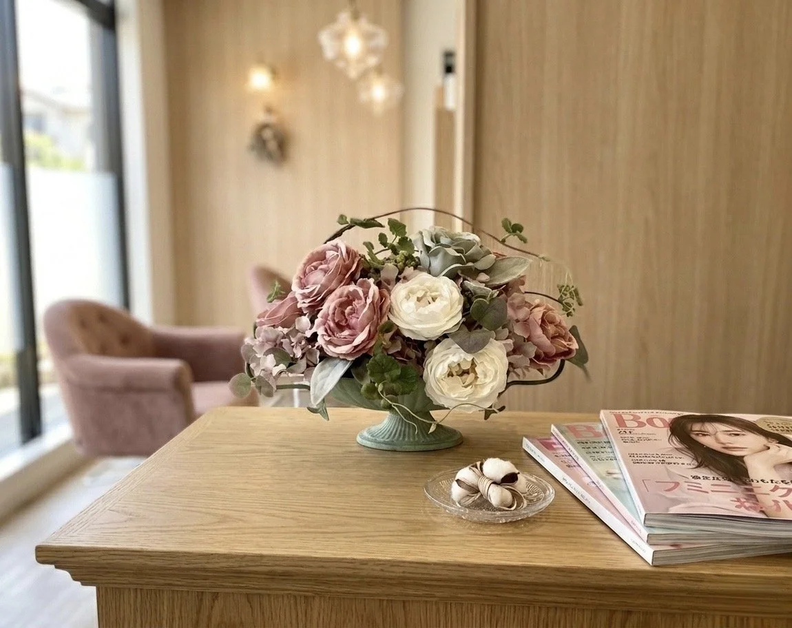 美容サロンのインテリアに馴染む、清潔感溢れるレンタルフラワー