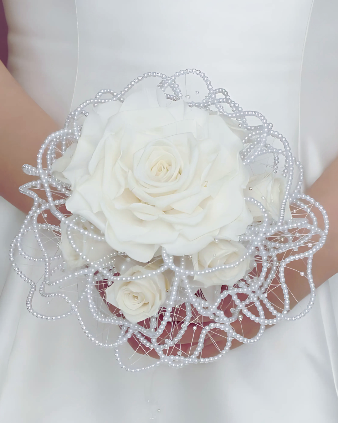 白いバラとビーズの装飾が施されたブーケ