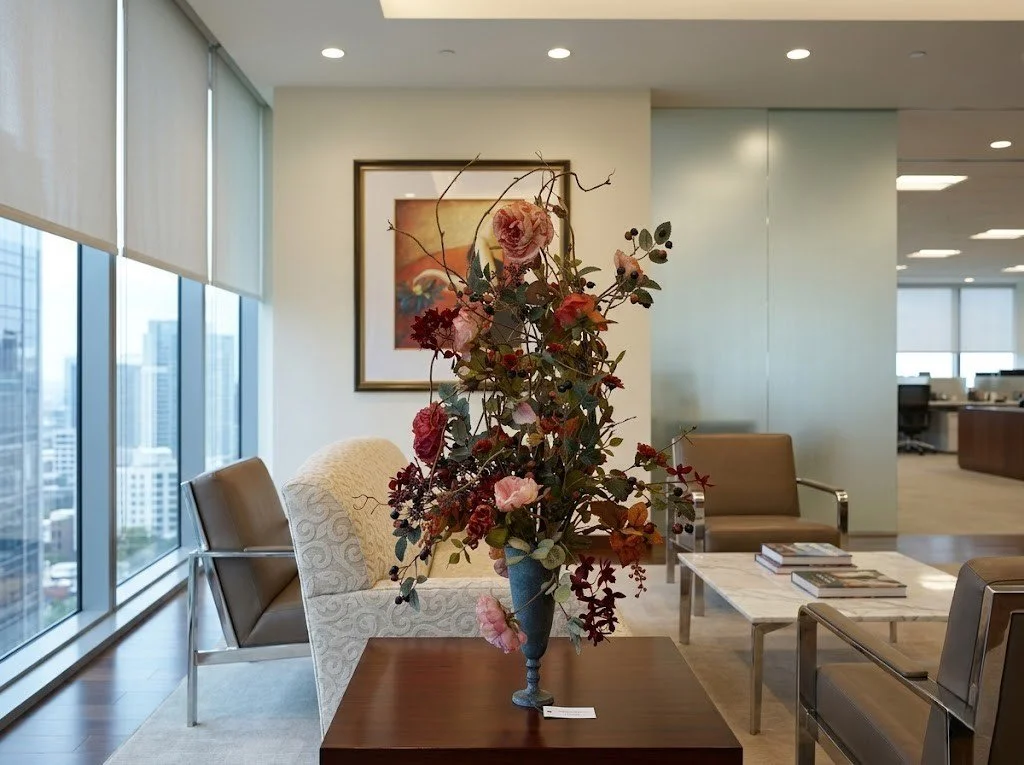 名古屋の高級オフィス・法人向けレンタルフラワー（Masako Modeste）。生花のようなプリザーブドフラワーとアーティフィシャルフラワー（高級造花）を使用した、アンティーク調で深みのあるバラの装飾が、オフィスや応接室を洗練された癒しの空間にします。定額交換プランで常に美しさを継続させる。