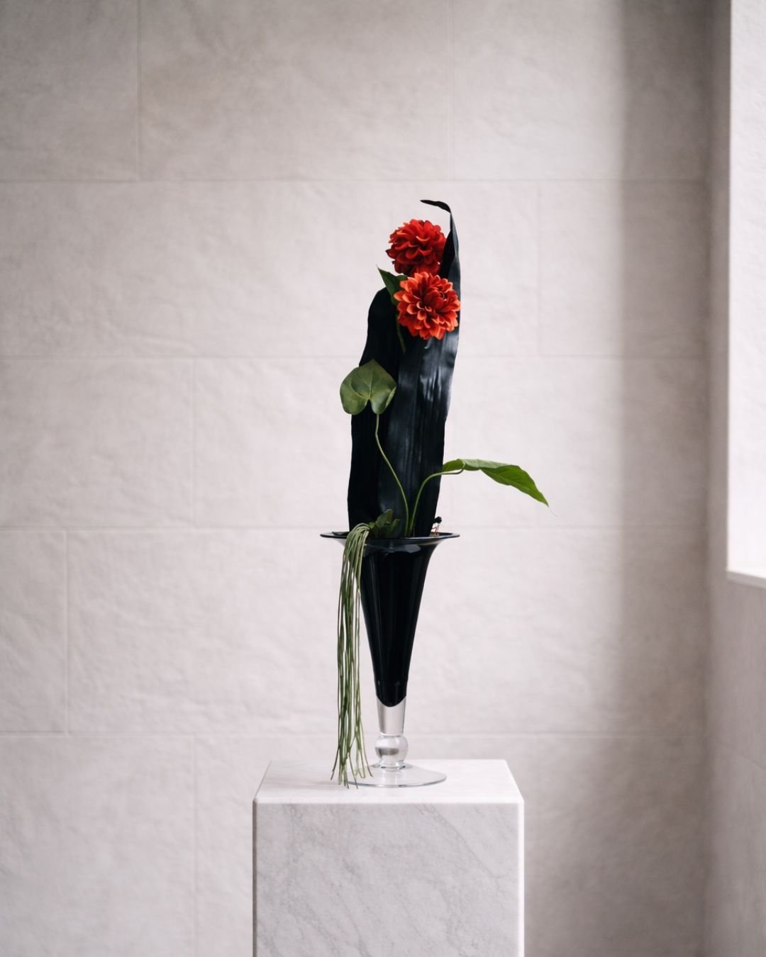 アーチ状の曲線が美しいMasako Modesteのモダンフラワーデザイン｜白を基調とした洗練された空間演出