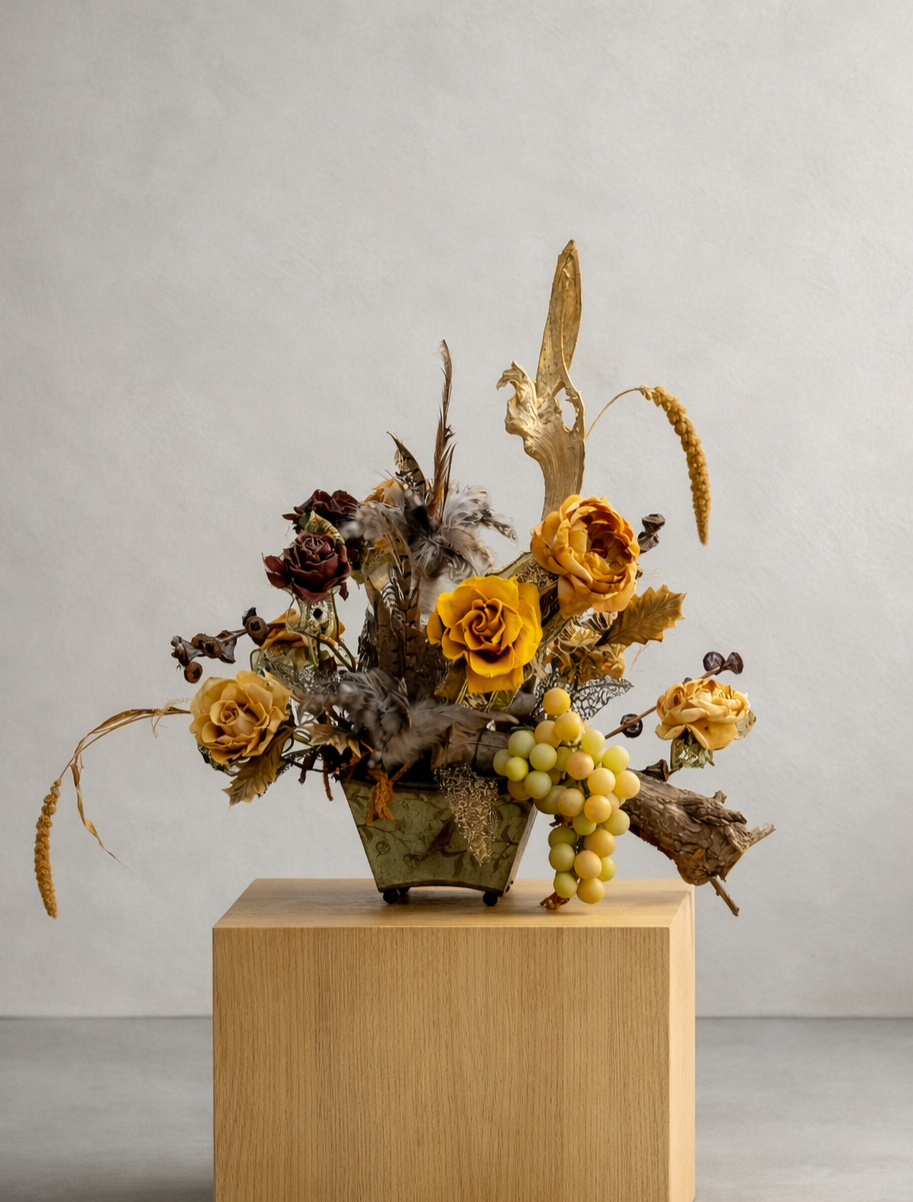 シックな色合いのプリザーブドフラワーのアレンジメント。黄色いバラをメインに西洋絵画のようなモダンでアンティーク調のデザイン。