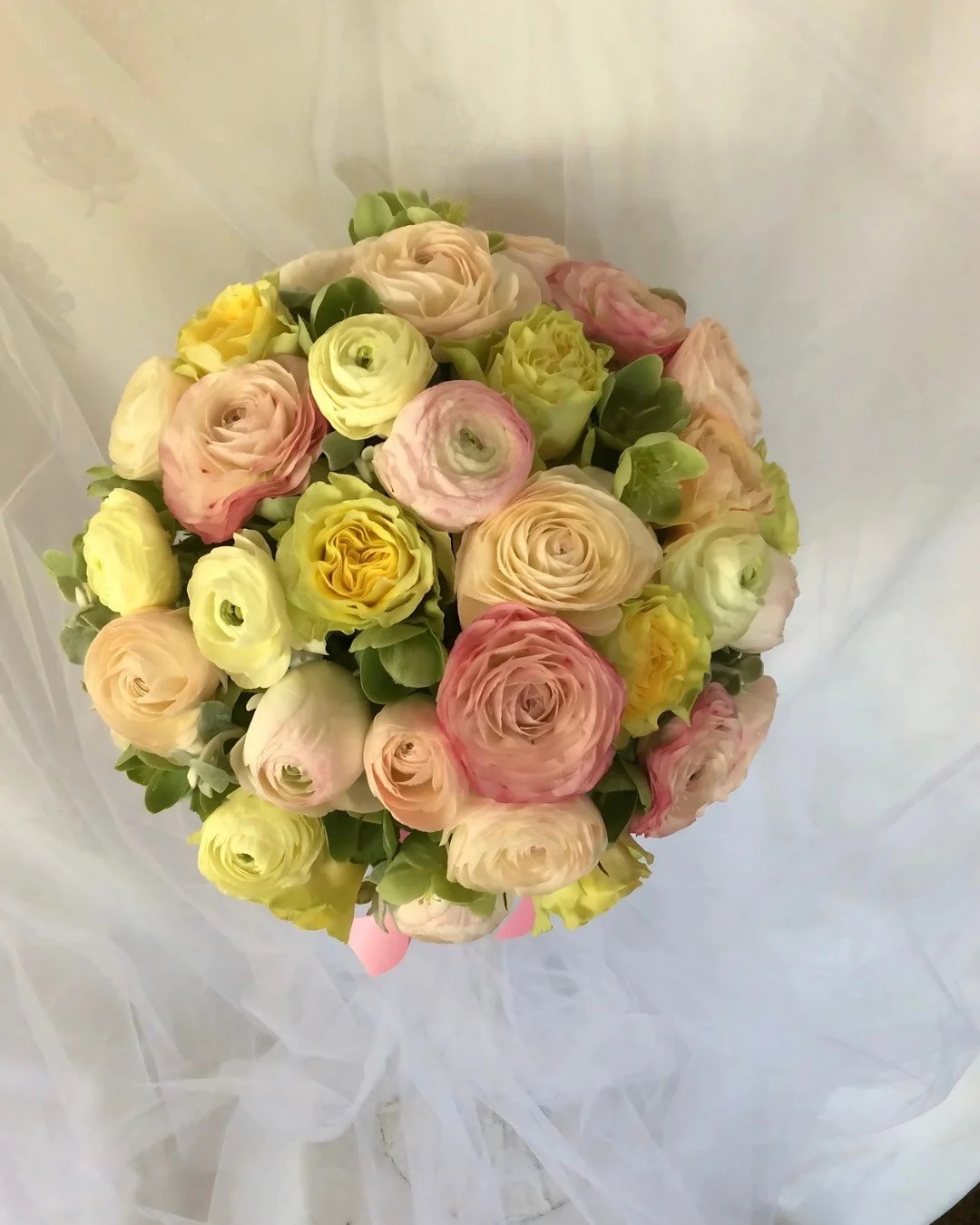 ピンク、黄、白の花の花束