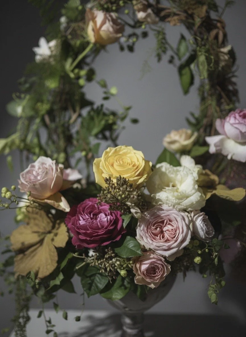 MASAKO MODESTE（マサコモデスト）の高級プリザーブドフラワー。色鮮やかなバラを贅沢にあしらった、ギフトやインテリアに最適なフラワーアレンジメント。