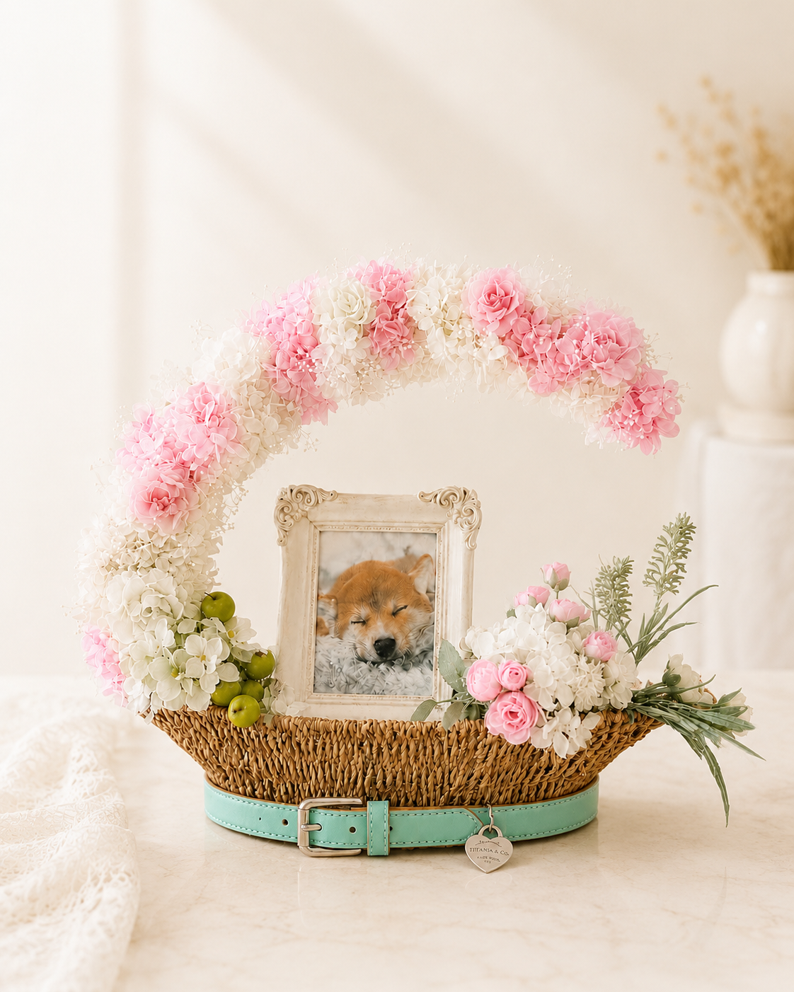 愛犬の写真を飾れる虹の橋モチーフのペット供養花、マサコモデストの白とピンクのアレンジ。プリザーブドフラワーとアーティフィシャルフラワー使用。