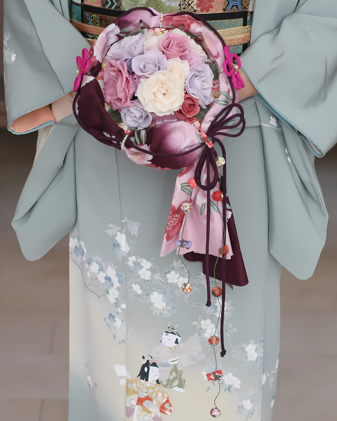 着物の帯に花の飾りと飴玉の飾りをつけている女性の衣装のアップ