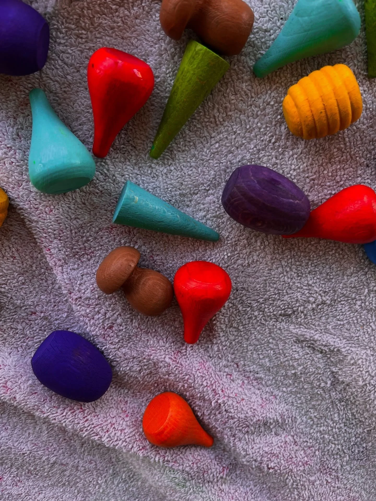 We finally got our hands on the @joguines_grapat loose parts 🤎✨ passed down from an amazing mama whose son had outgrown them.
Washed, dried, oiled&hellip; and now they look as good as new!
Of course I had to try my hand at a mandala piece &mdash; a 