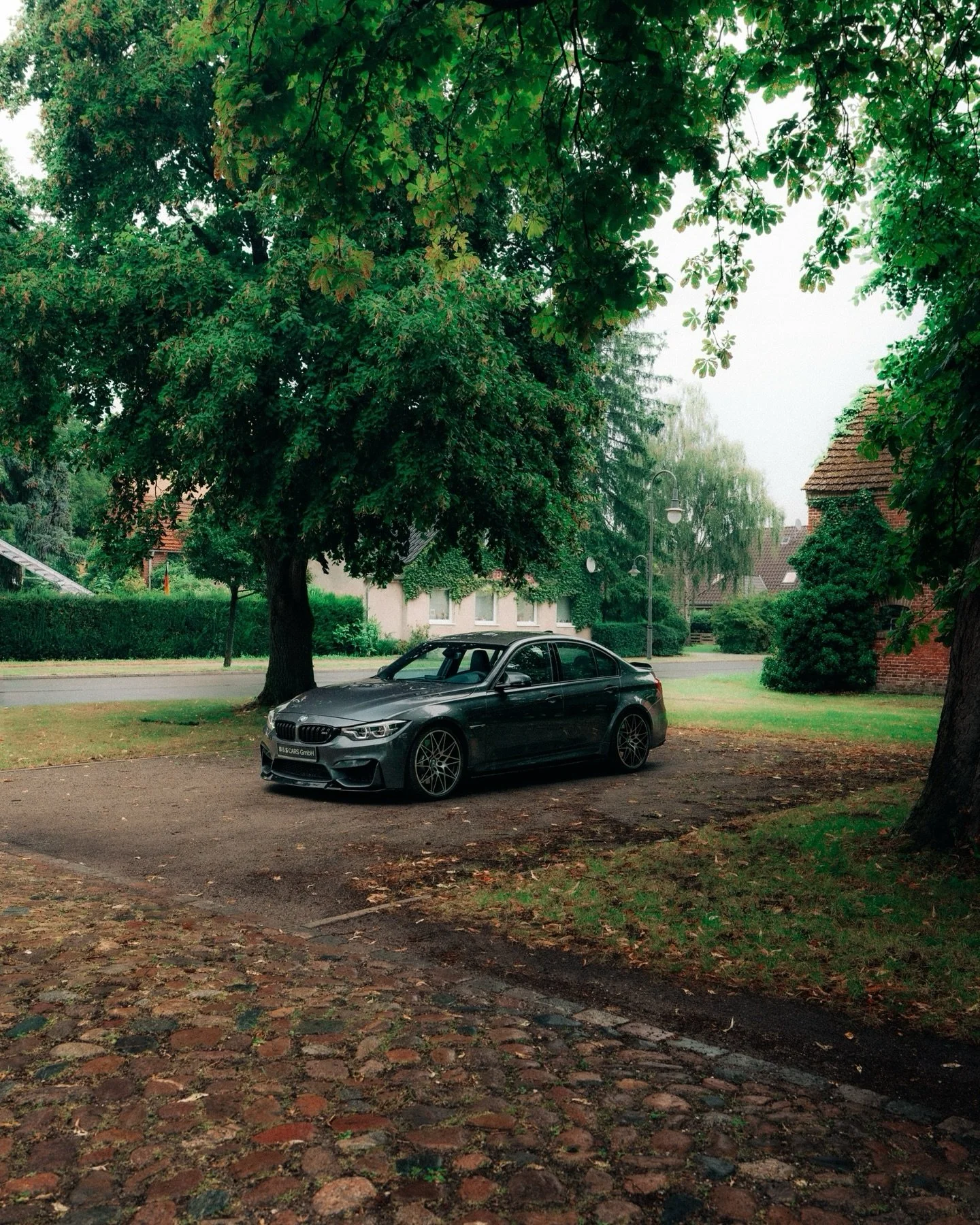 eyes dont lie 😈

Actually, the plan for that day was just to take some sales photos of this BMW M3 from the F series. But I thought it would still be cool to showcase it in a different way as well.

What do you think of the set?

#bmwm #bmwrepost #b