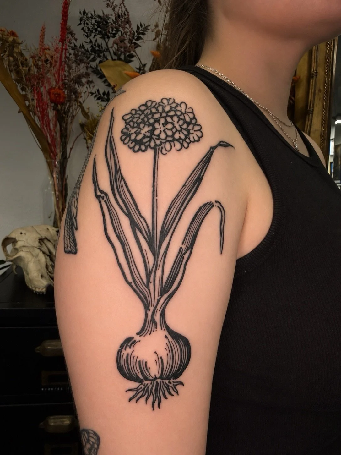 Onion vibes on Holly 🌱✨

LONDON TAKING BOOKINGS 
Dm or email 📧 
Davidetrifoni86@gmail.com 
.
.
.
#engraving#tattoos#woodcut#botanical#london