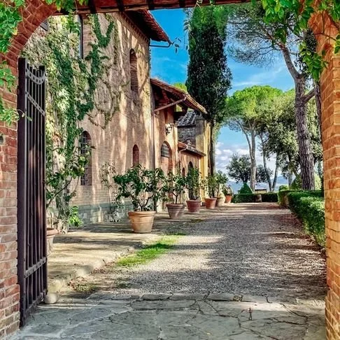 tuscan-villa-entrance-garden.jpeg