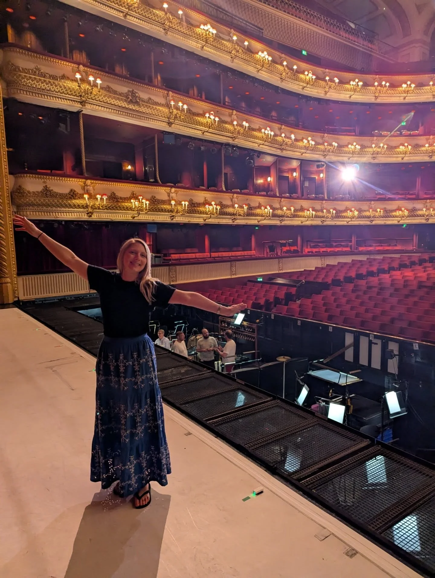 Very honoured to have been shown around @getroyal Royal Opera House by the incredibly lovely Nadia Mullova Barley, and then watch Alice in Wonderland from the wings, having a quick chat with @ianmckellen along the way!!! An experience we will never f