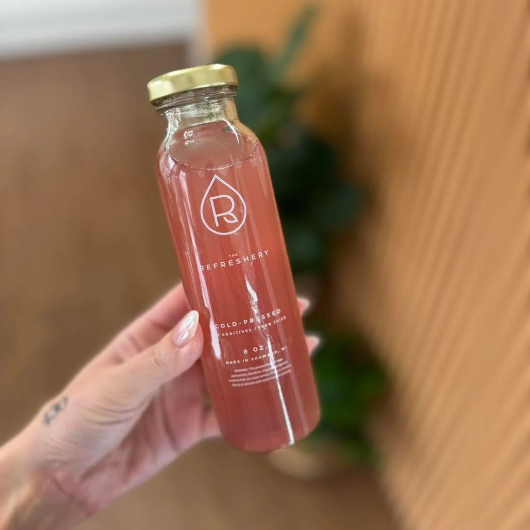 In case you needed a reason to stop in today.....
LAVENDER is stocked in the fridge! 

Our floral favorite for a reason.
Made with lavender buds, grape, pear, and lemon for a light, calming sip that feels like spring in a bottle.

Benefits:
&bull; Ri