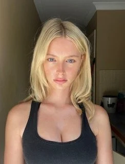 Emma (5'6)