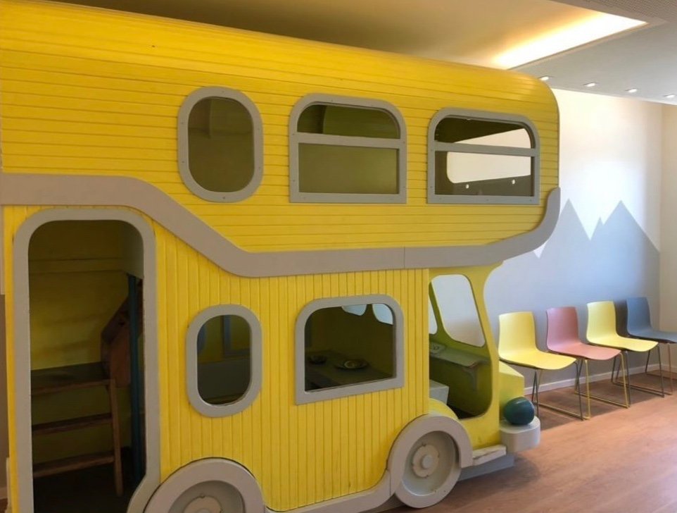 Wartezimmer der Kinderarztpraxis Lübeck. Bild von unserem gelben Spielbus.