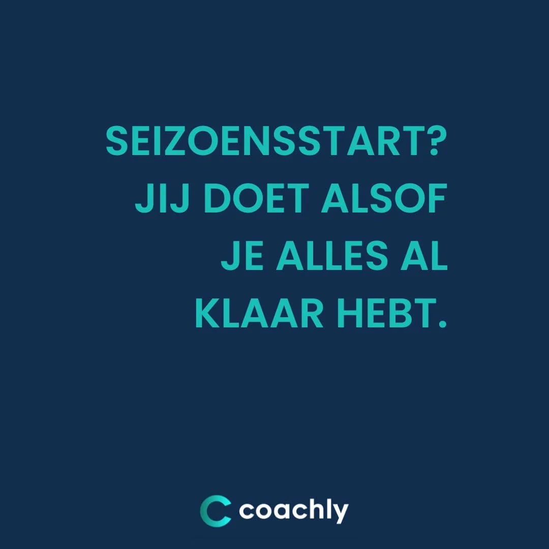 Natuurlijk doe je dat.
Ondertussen zoek je nog je teamindeling, oudermail, appteksten en die ene Excel die ergens &lsquo;Definitief_echt_nu&rsquo; heet.

De Coach Kickstart Map fikst je hele start:
✔️ Welkomstmail
✔️ Teamoverzicht
✔️ Regels, ouders, 