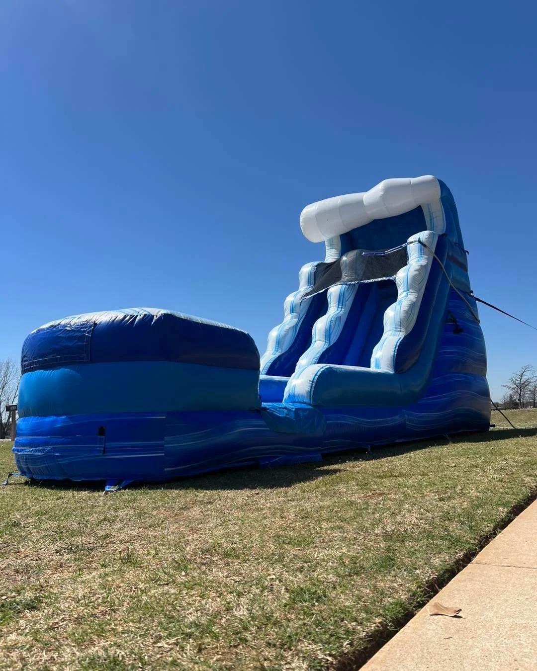 Waterslide weather was in FULL swing yesterday and our 15ft Blue Crush had everyone riding the waveeee ☀️🌊🌊

We were out delivering BIG fun all across the area, and trust us&hellip; you&rsquo;re gonna want in on this 👀

You could be next 👇
🤳 405
