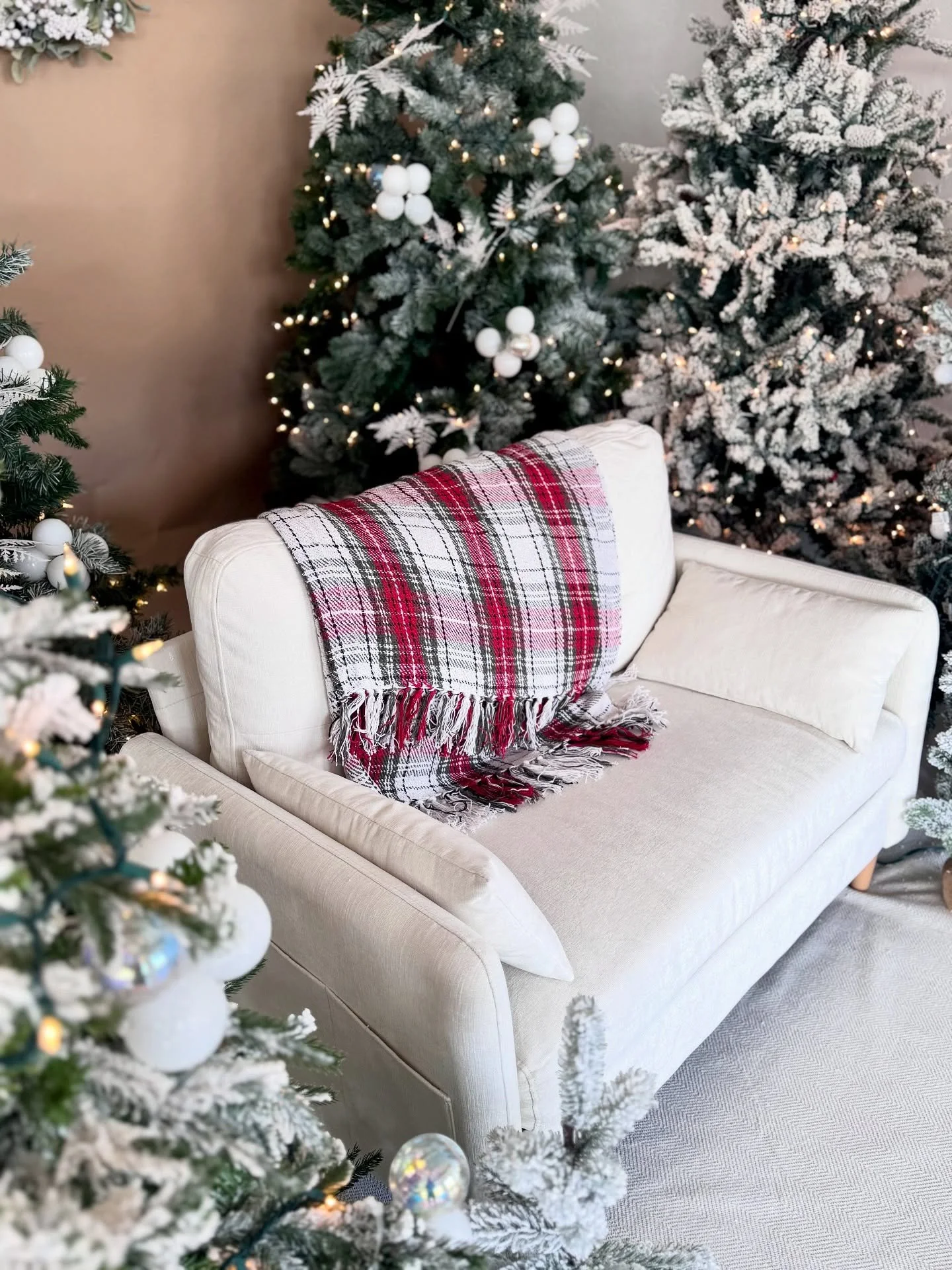 SURPRISE SURPRISEEEE! 

We are not just having 1 but TWO Christmas set ups for YOU! 
We want variety, uniqueness and FUN!

Scroll to see pictures of both of our holiday set ups. 
Grab your family, your photographer and we will provide the best space,