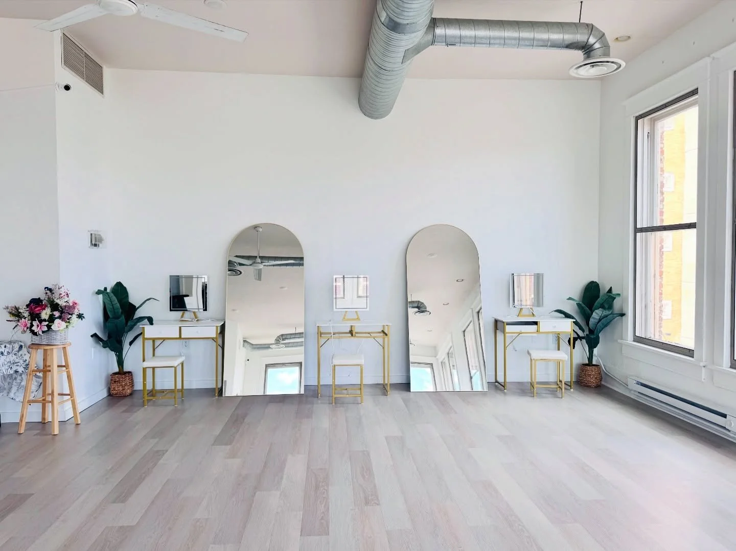 Busy weekend for us over here as we hosted a wedding party getting ready for a wedding!

Bright, ample space and beautiful backdrops for your getting ready wedding pictures? Yes please 🙏