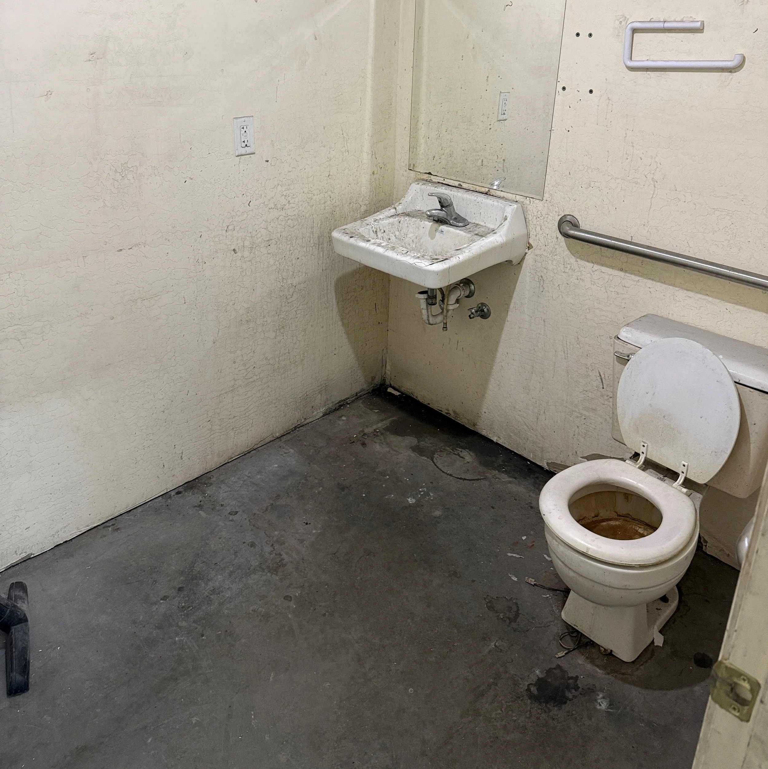 Chino Valley Commercial Bathroom Cleanup After.JPG