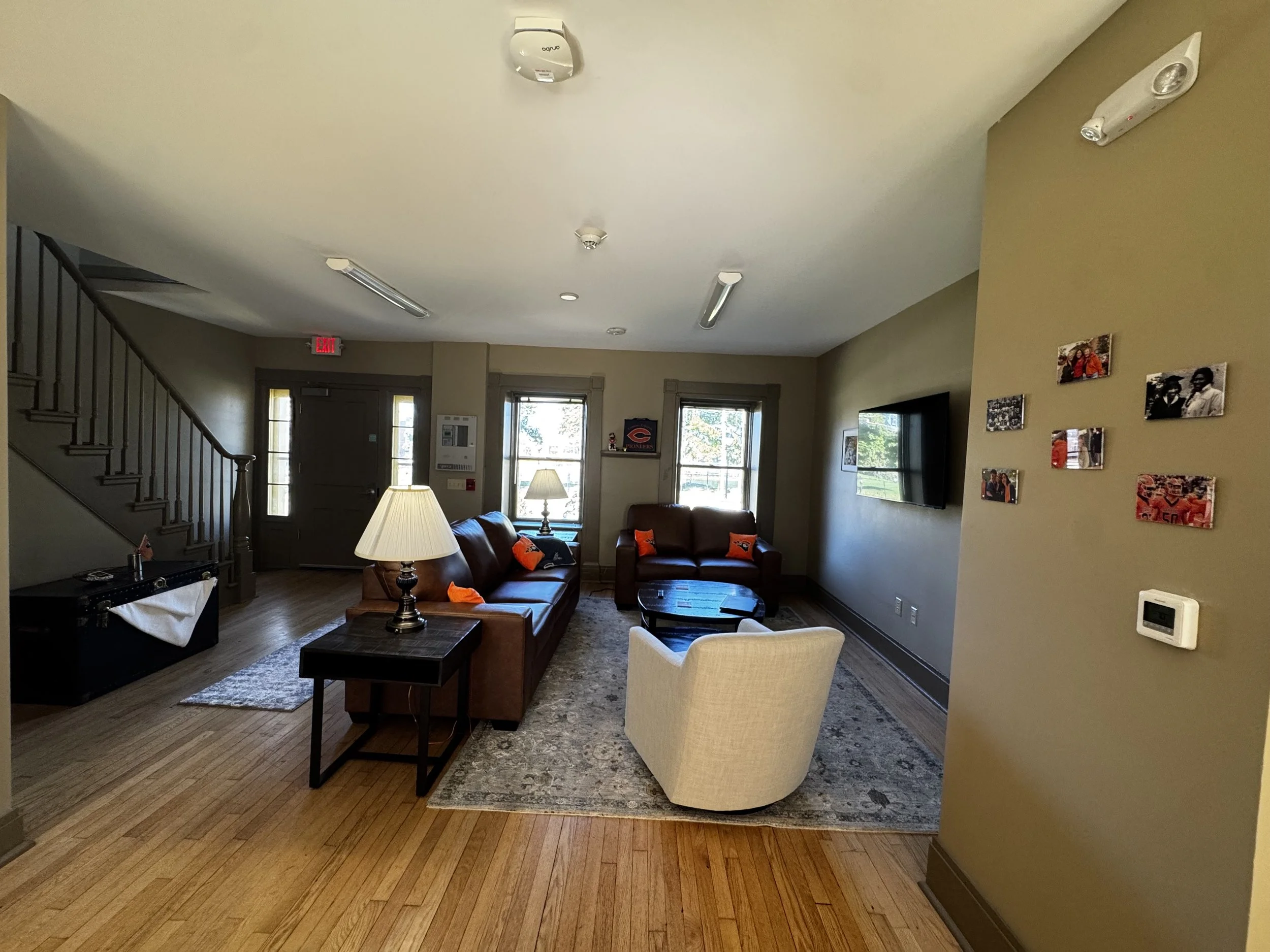 I had the opportunity to spend hours decorating a guest house. Enjoy a glance at the Smart House!