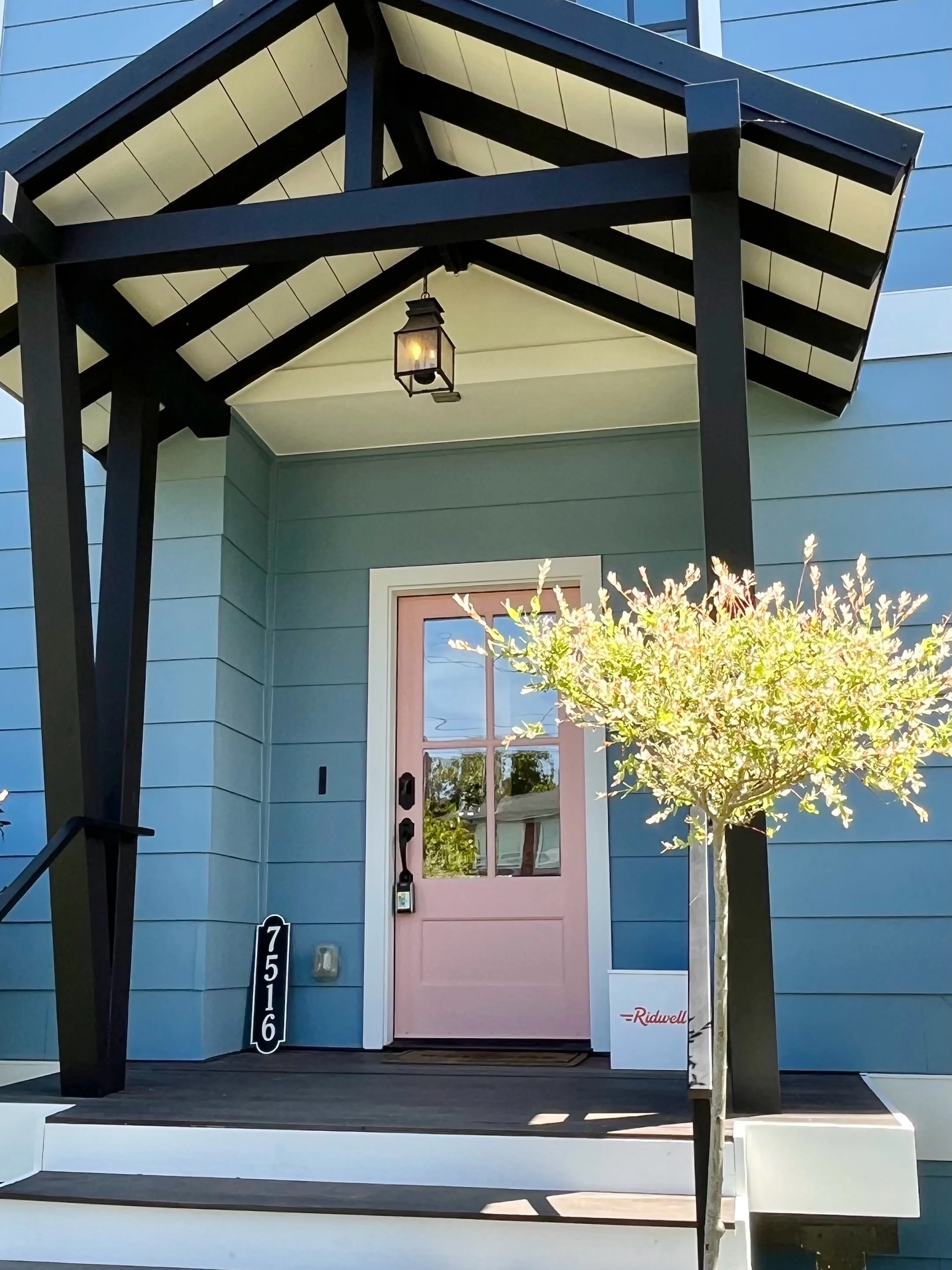 the &ldquo;after&rdquo; reveal that makes the delayed timeline, second-guessing, slower-than-expected, nonlinear progress all worth it 🤩

swipe to see how changing not only the paint color, but also the siding style, completely transformed this home