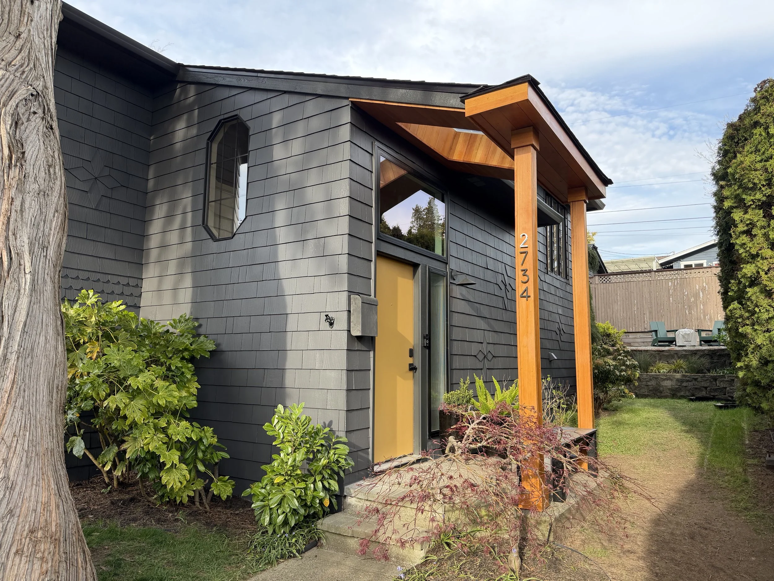 benjamin moore cheating heart siding color with benjamin moore blacktop charcoal trim with benjamin moore yellow kurkuma door