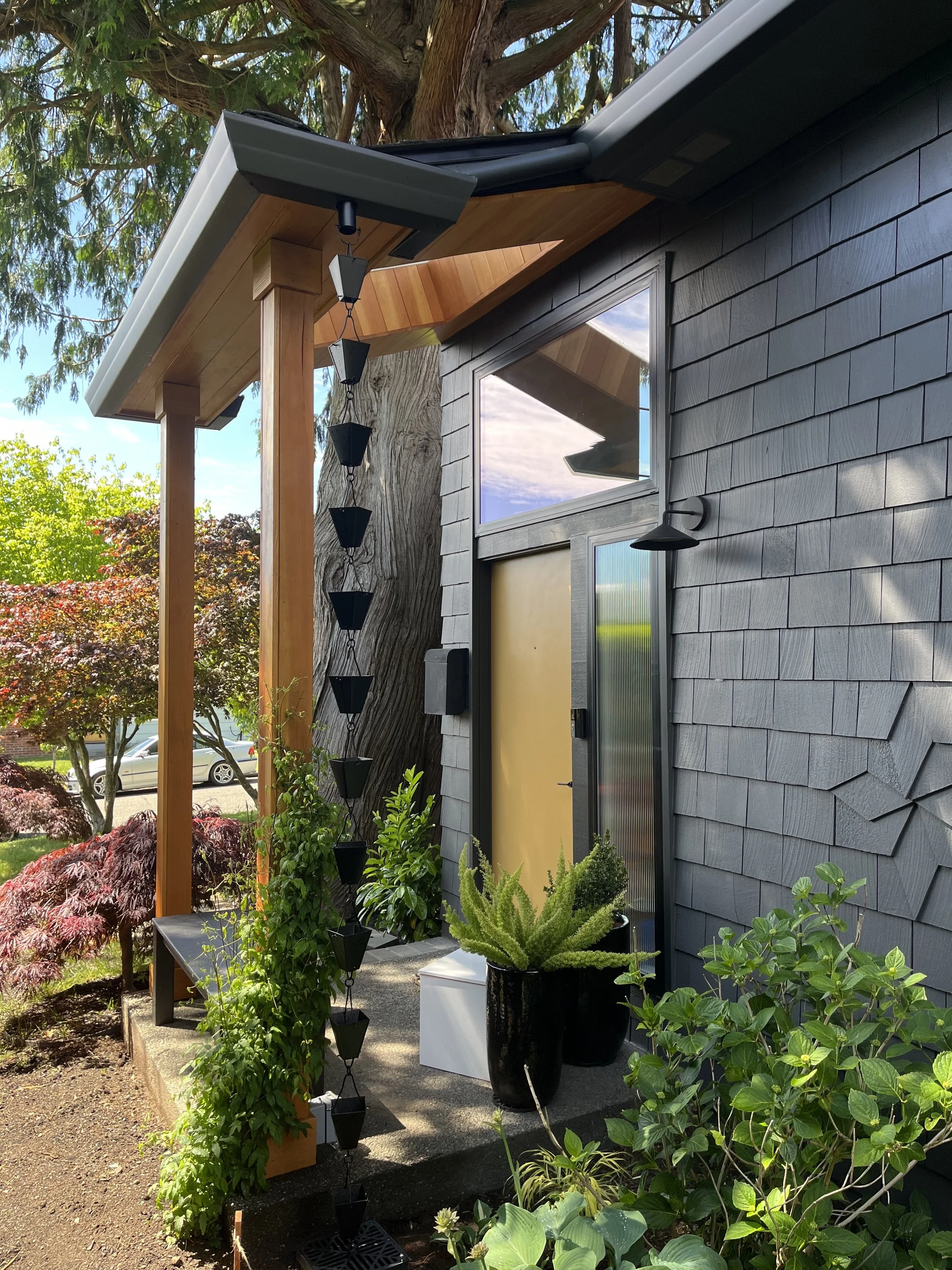 benjamin moore cheating heart siding color with benjamin moore blacktop charcoal trim with benjamin moore yellow kurkuma door
