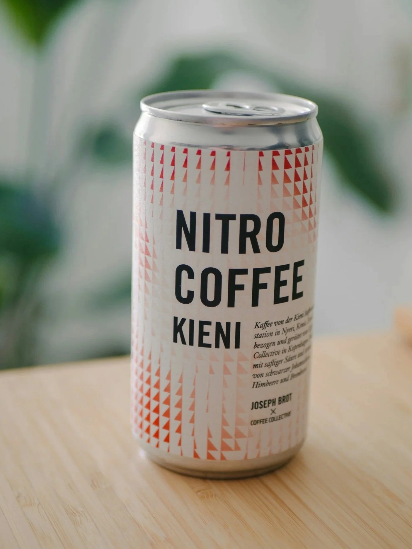 lata de alúminio com rótulo escrito nitro coffee