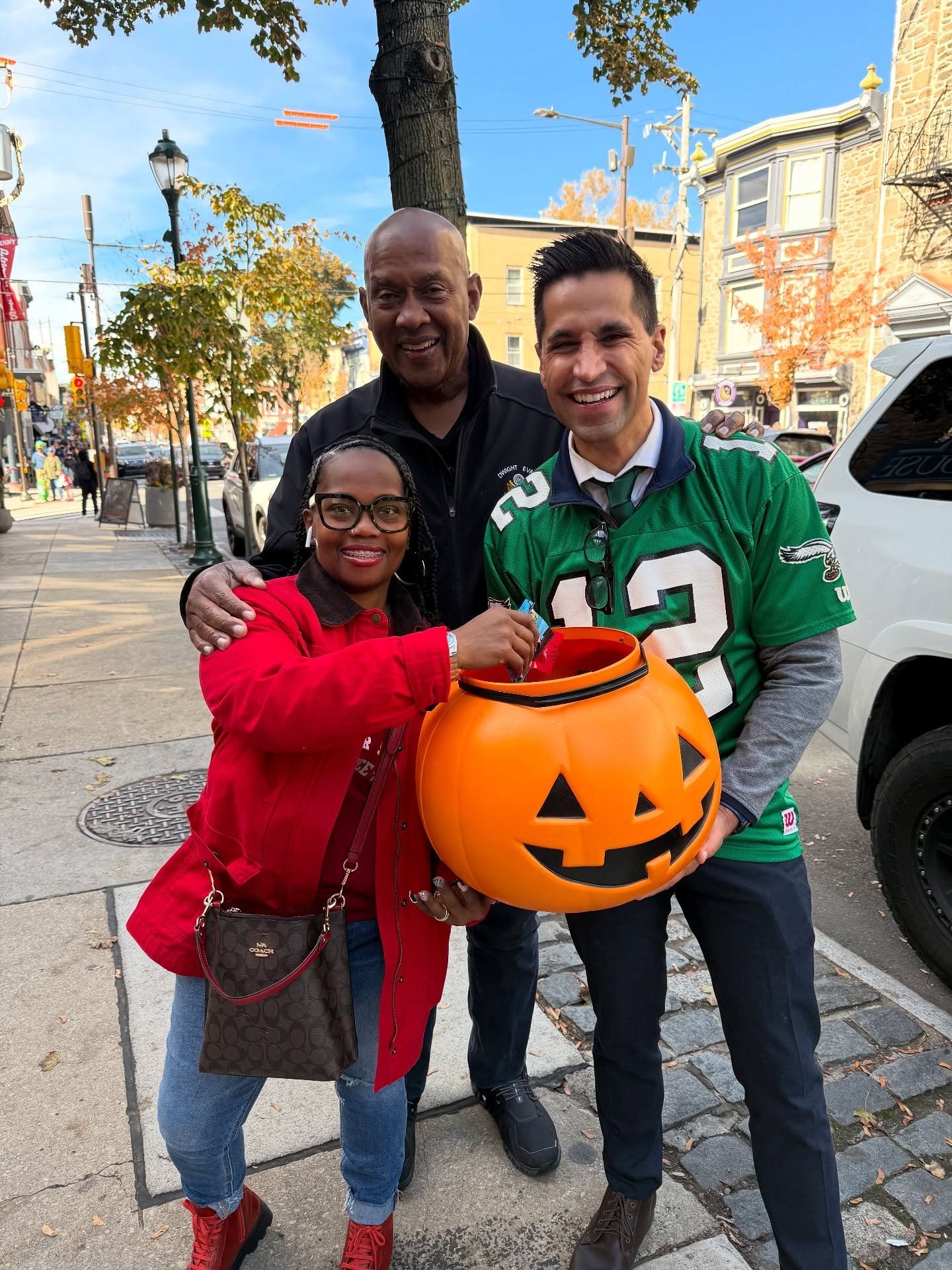 Three branches of government walk down Main Street&hellip; and everyone leaves with candy! 🍬🎃

Great running into Congressman Dwight Evans and Yolanda Lancaster from the Mayor&rsquo;s Office while handing out Halloween treats in Manayunk!

Image: M