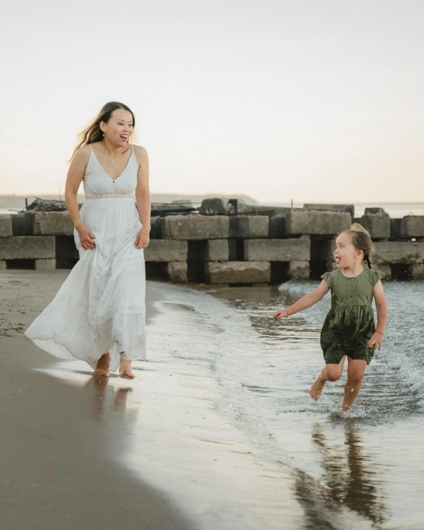 Golden hour + sandy toes = pure magic 🌊✨ I&rsquo;m fully booked through September! Only a handful of October sessions left&mdash;let&rsquo;s make it happen before the year slips away! 

#BeachSession #GoldenHourMagic #LifestylePhotography #familypho