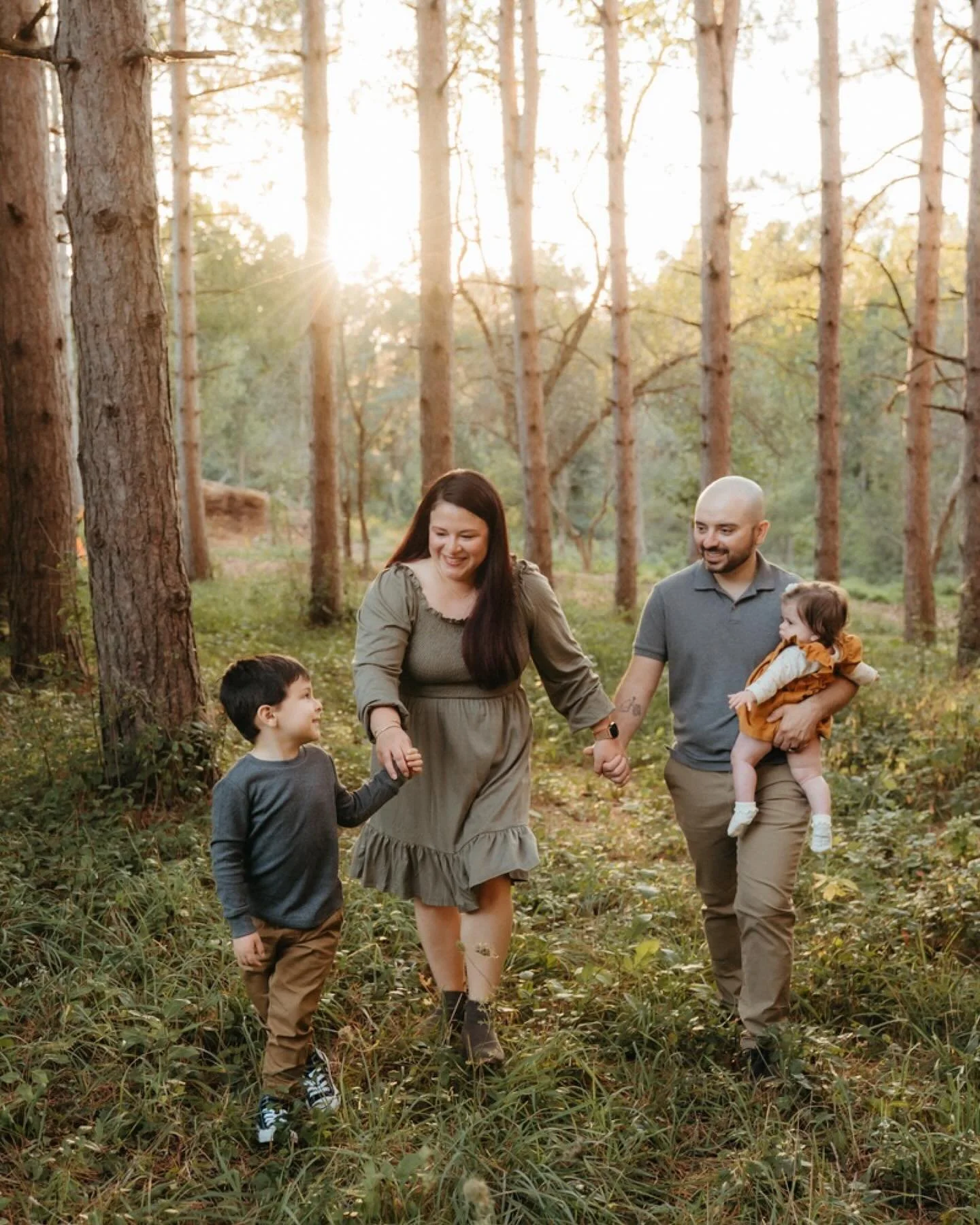 Cozy season is here 🍂 I have a love hate relationship with the 4:30 sunsets. 

 #cozyseason #fallvibes #familyphotographer #milwaukeefamilyphotographer #midwestfamilyphotographer #familysession #fallfamilyphotos #lifestylefamilyphotography #authenti