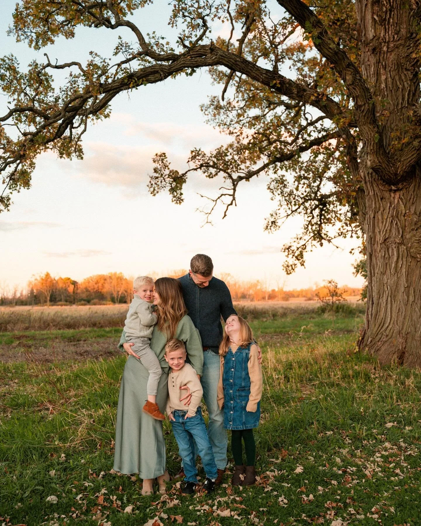 Cotton candy skies in the fall 🍁 
.
.
#FallFamilyPhotos #FamilyPhotographer #FallPhotography #CandidFamilyMoments #MilwaukeePhotographer #LifestylePhotography #FallVibes #FamilySession #MotherhoodUnplugged #EmotivePhotography #StorytellingPhotograph
