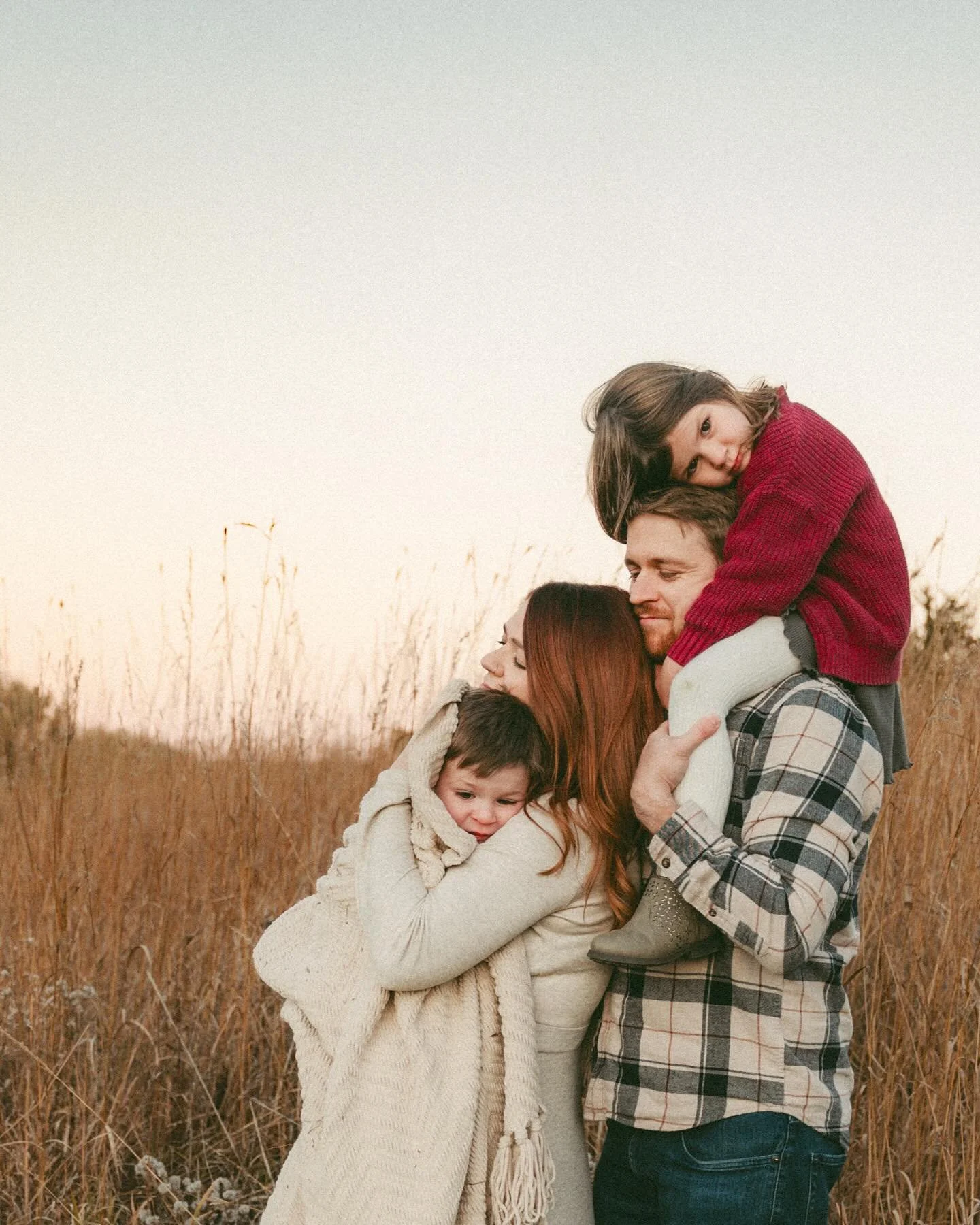 Where the ordinary turns into magic ✨ 
.
.
.
#MilwaukeeFamilyPhotographer #WisconsinPhotographer #FamilyPhotos #CandidFamilyPhotography #LifestyleFamilyPhotography #MotherhoodUnfiltered #GoldenHourPhotography #EmotivePhotography #EarthyTones #LetThem