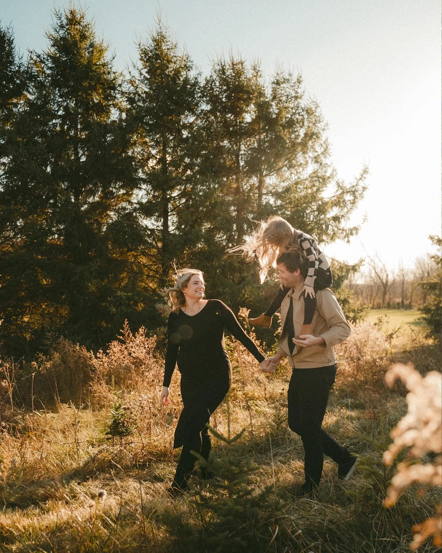 It&rsquo;s CHRISTMAS CARD season! 🎅🏼📬 I love seeing your families on your holiday cards &mdash; it&rsquo;s truly a photographer&rsquo;s favorite mail of the year.
 This season I&rsquo;m choosing one card to win $75 off a 2026 session!
To enter:
 ✨