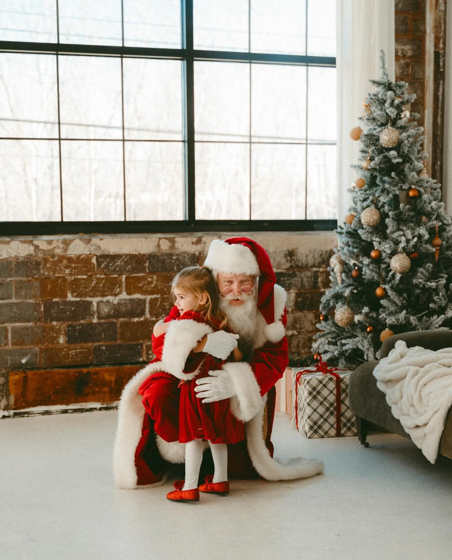 Only a few more sleeps until the big guy comes. ✨🎄 

#santasession #santaminis #christmasmagic #familyphotography #holidaymemories #cozychristmas #documentyourdays #nostalgicchristmas #magicalchildhood #holidayphotos #milwaukeefamilyphotographer
