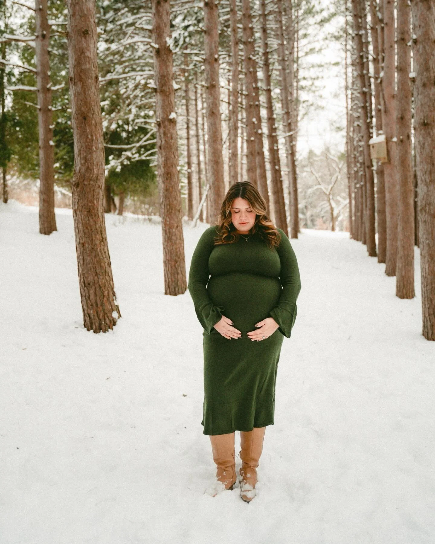 Give me all the snowy maternity and cozy newborn sessions please 😍. 

#familyphotography #maternityphotography #newbornphotographer #wintersession #snowysession maternity milwaukeefamilyphotographer wisconsinphototgrapher cozyseason
