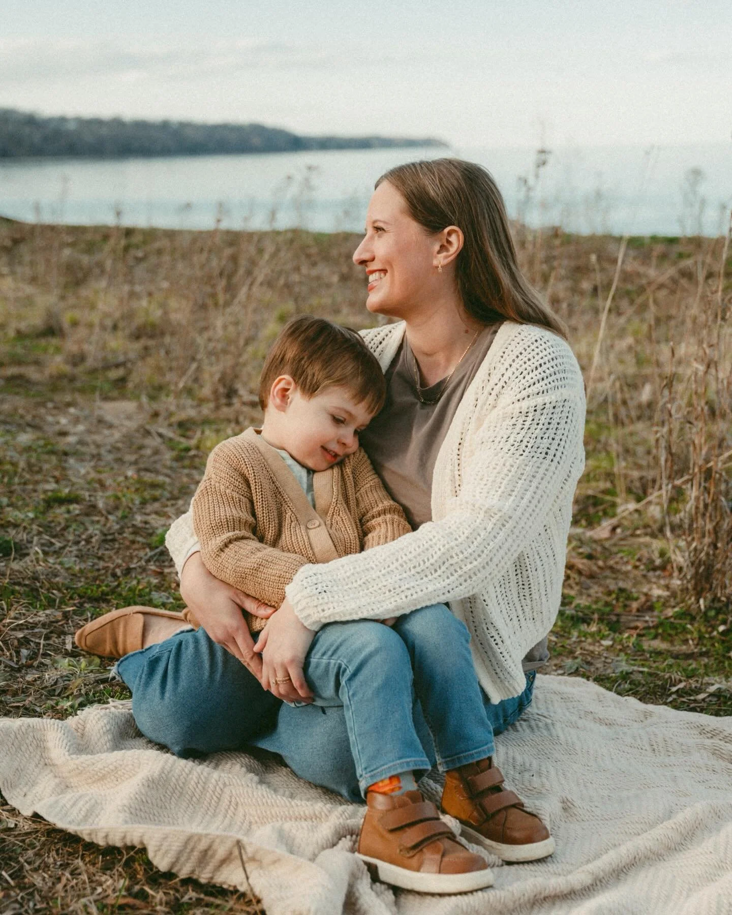 Spring in Wisconsin&hellip; what a whirlwind! Grateful for all the families that just roll with it. 

#milwaukeefamilyphotographer #familyphotos #memorymaker