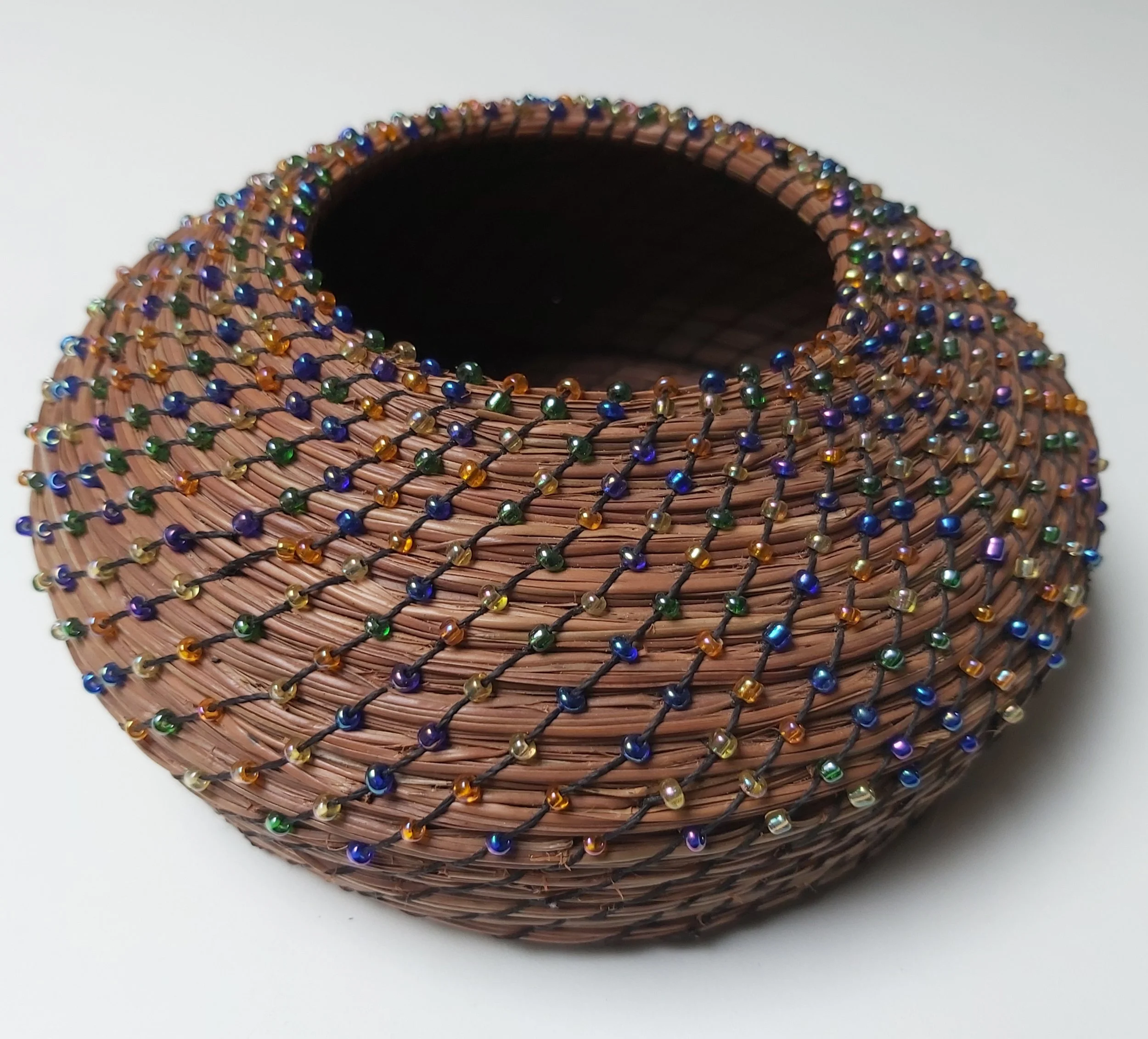 Small beaded basket. Fijian starry night.