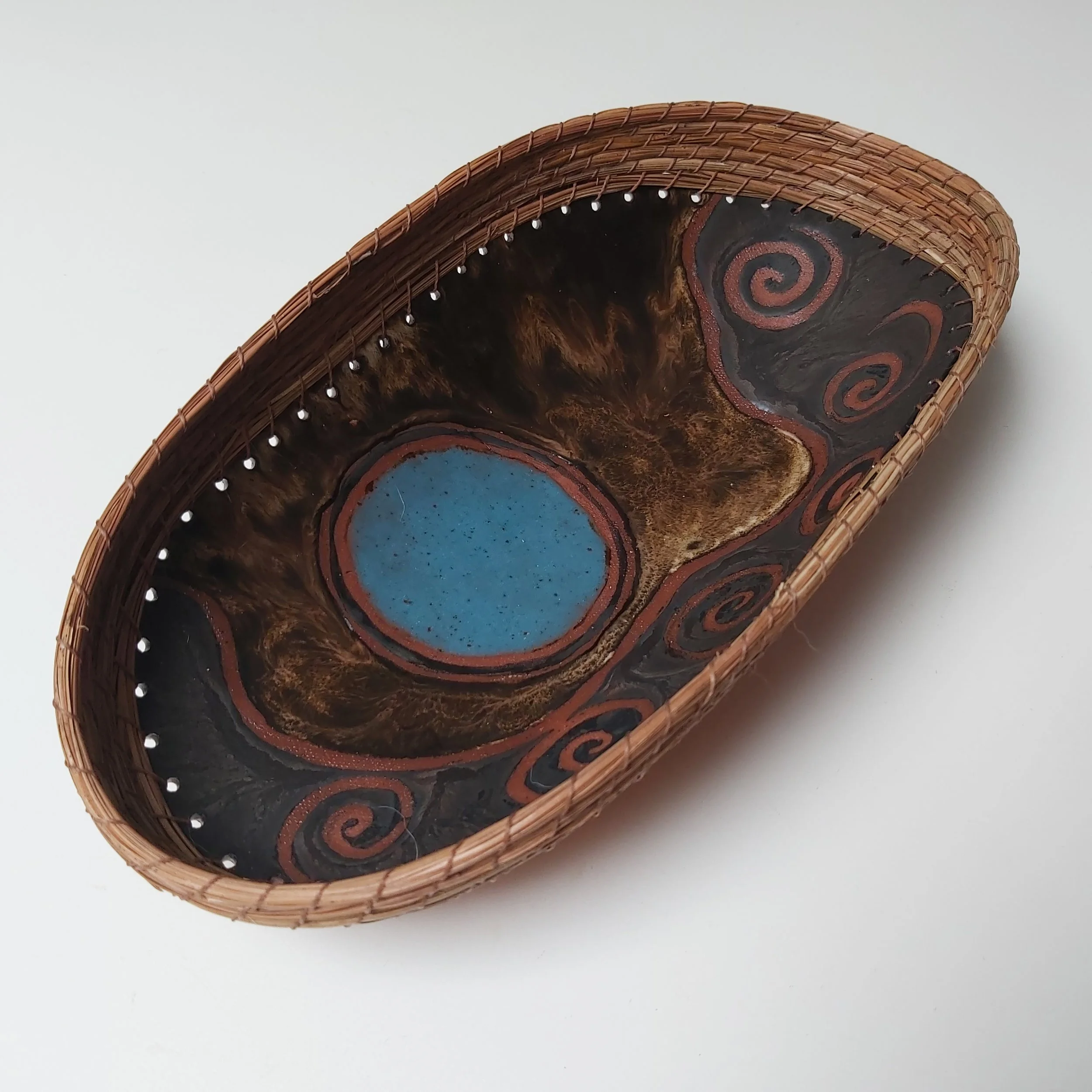 Platter with a blue dot. Terracotta clay and pine needles