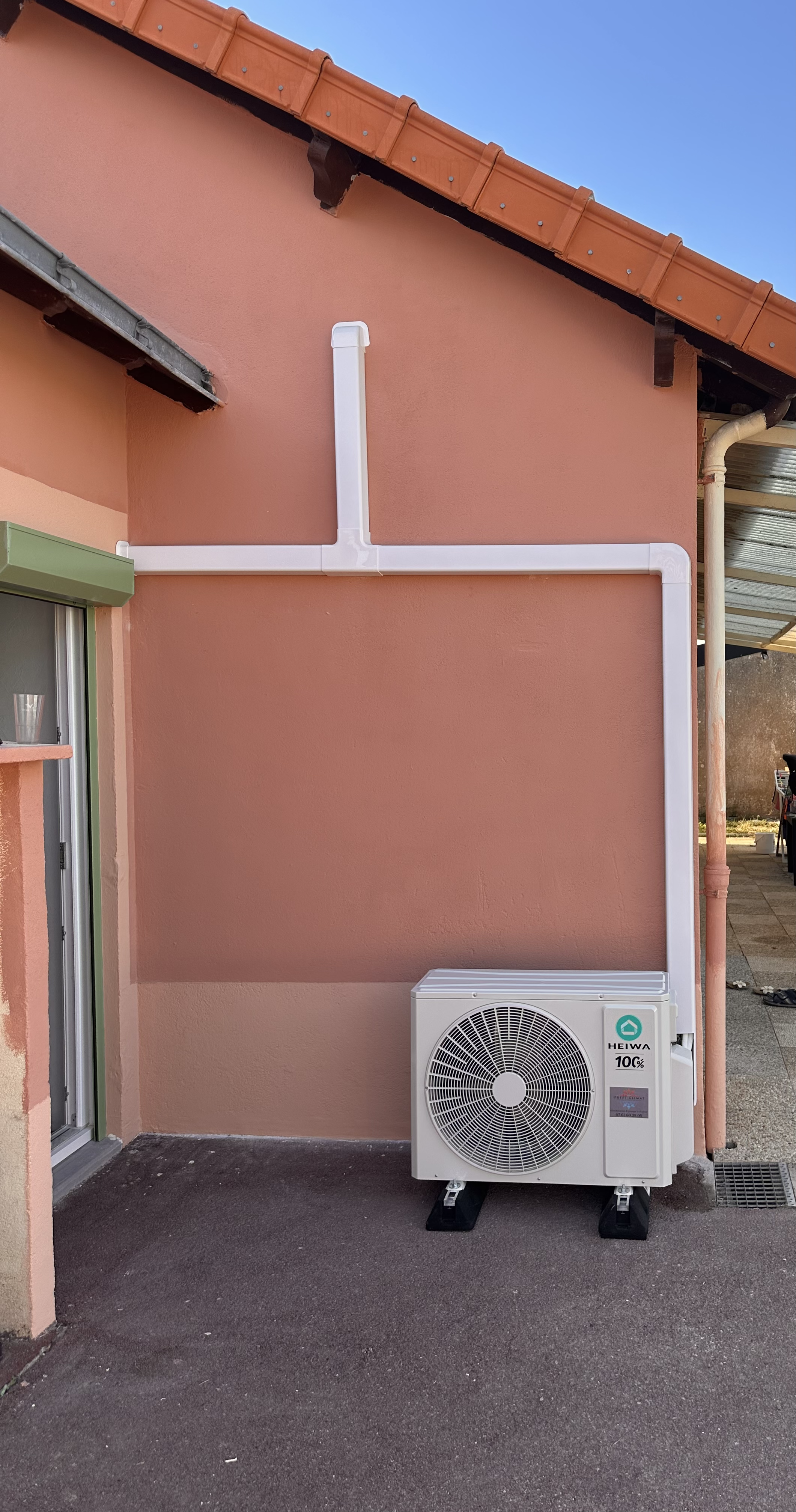 unité extérieure sur un mur rose d'une maison