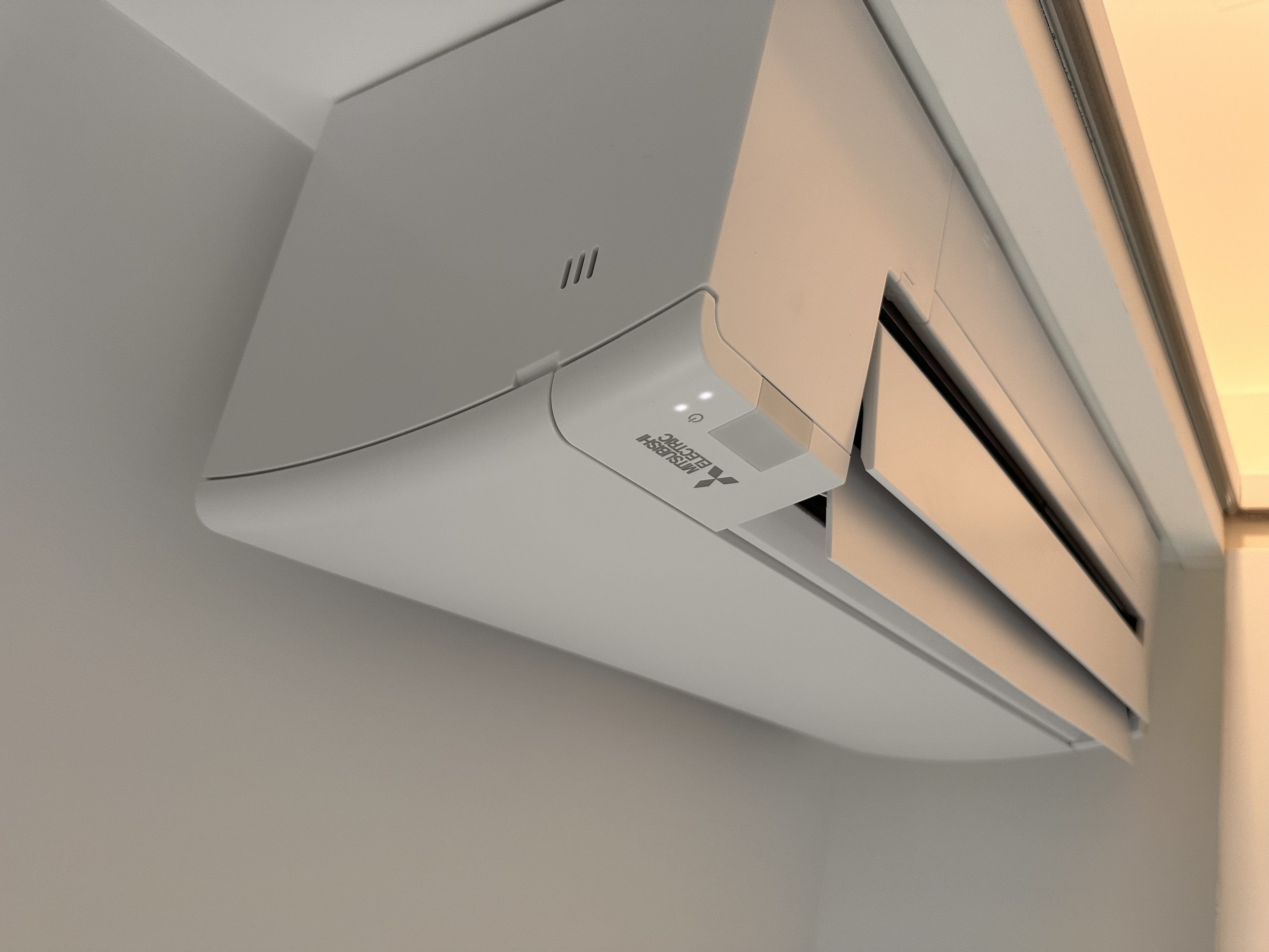 Climatisation Mitsubishi Electric installée dans une chambre