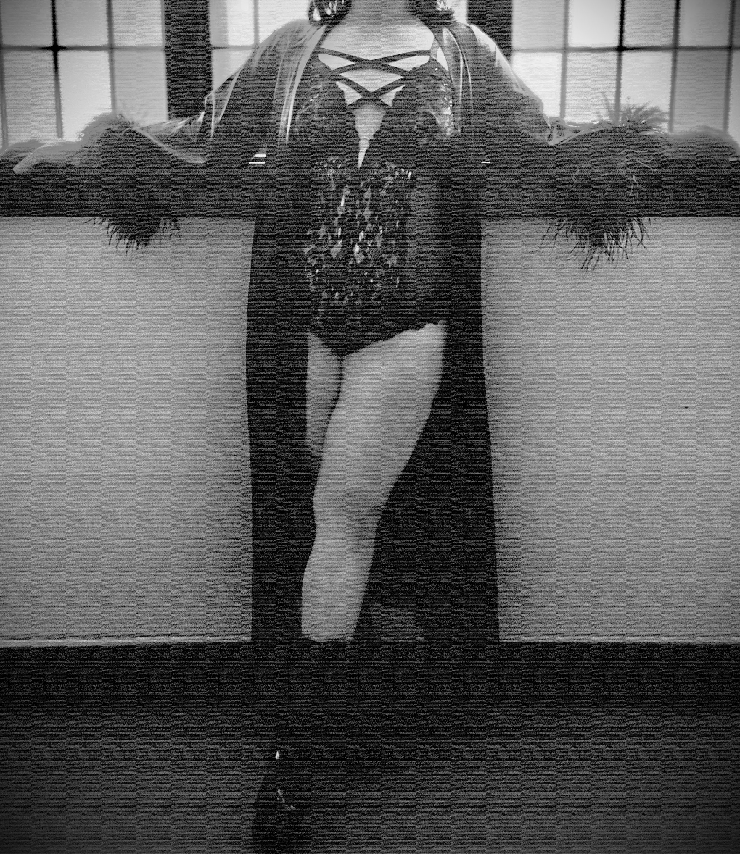 𝓈𝓉𝒶𝓎 𝓈𝓉𝓇𝒶𝓅𝓅𝑒𝒹- body suit