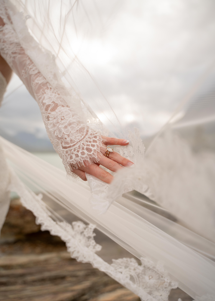Grayson-Buckner-Media-East-Glacier-National-Park-Elopement-Cutbank-Field-Sun-Point (20).webp