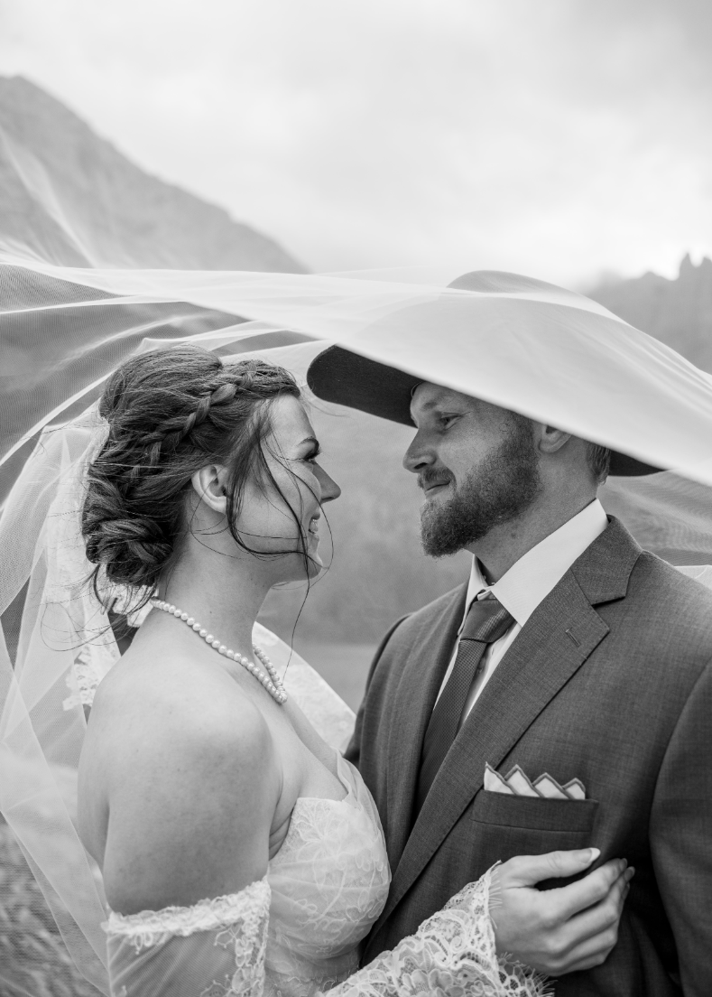 Grayson-Buckner-Media-East-Glacier-National-Park-Elopement-Cutbank-Field-Sun-Point (16).webp