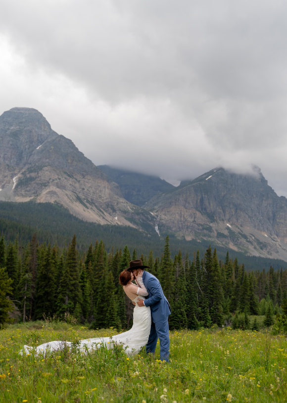 Grayson-Buckner-Media-East-Glacier-National-Park-Elopement-Cutbank-Field-Sun-Point (4).webp