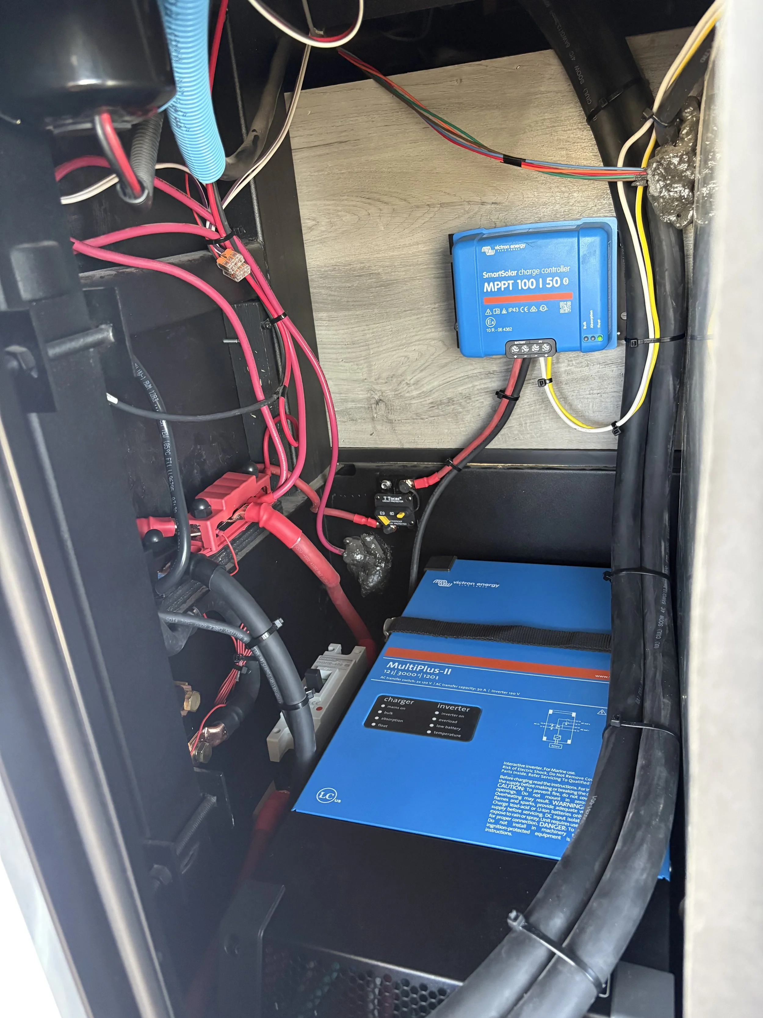 600W solar, 300Ah bank, fully-integrated 3000W 50A split-phase inverter. Grid-tied 5th wheel trailer