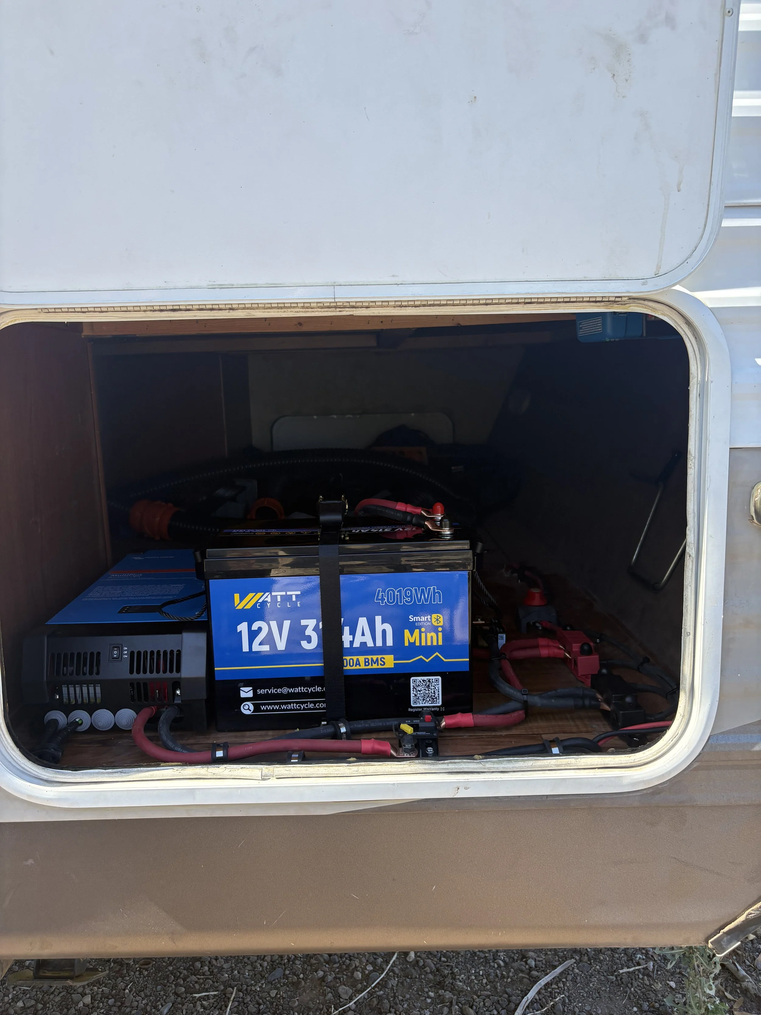 500W solar, 300Ah bank, fully-integrated 2000W inverter. Grid-tied 5th Wheel Trailer