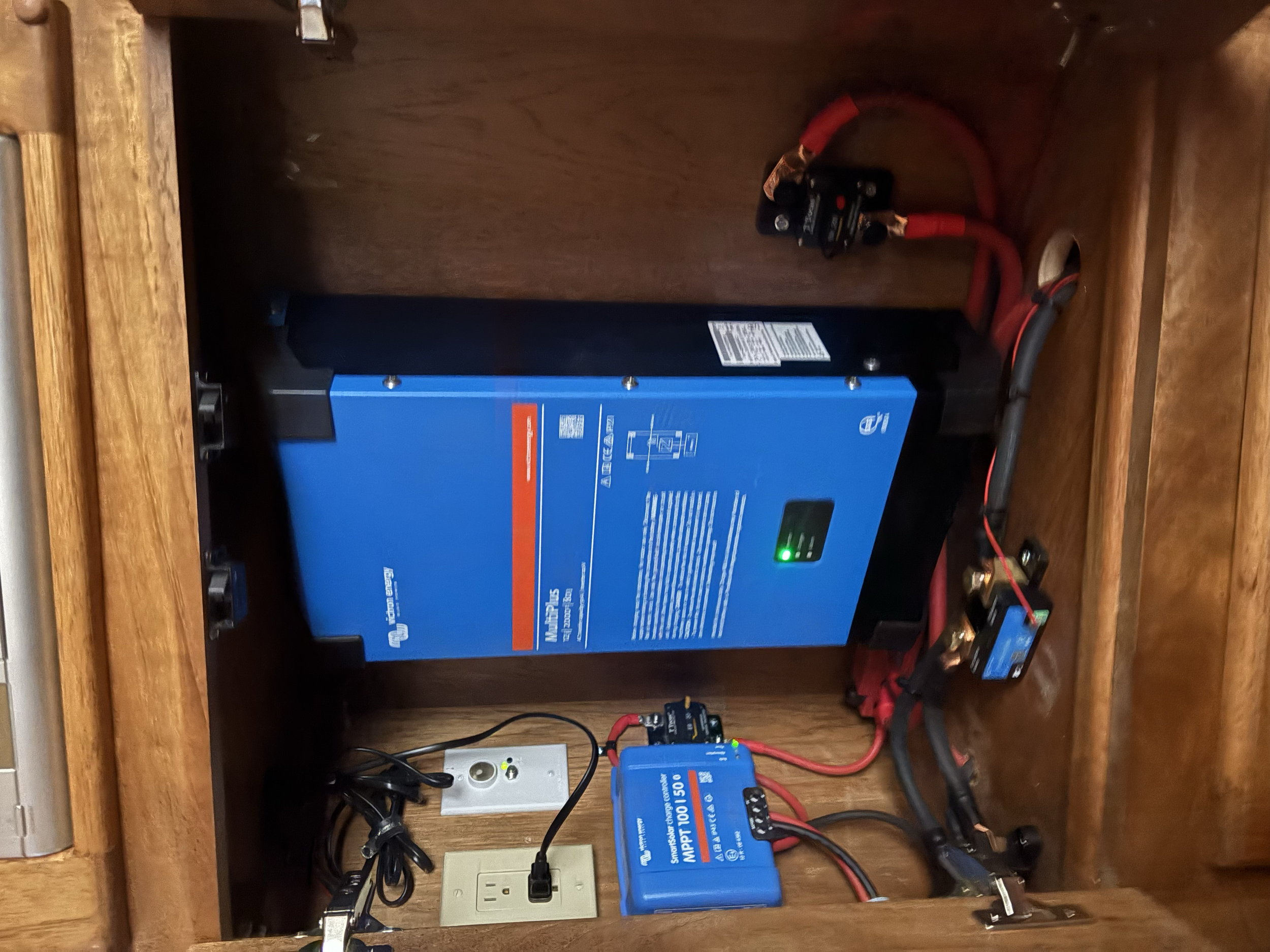 Solar, 200Ah bank, 2000W inverter integrated to factory ATS for shore and generator pass through. LQ horse trailer