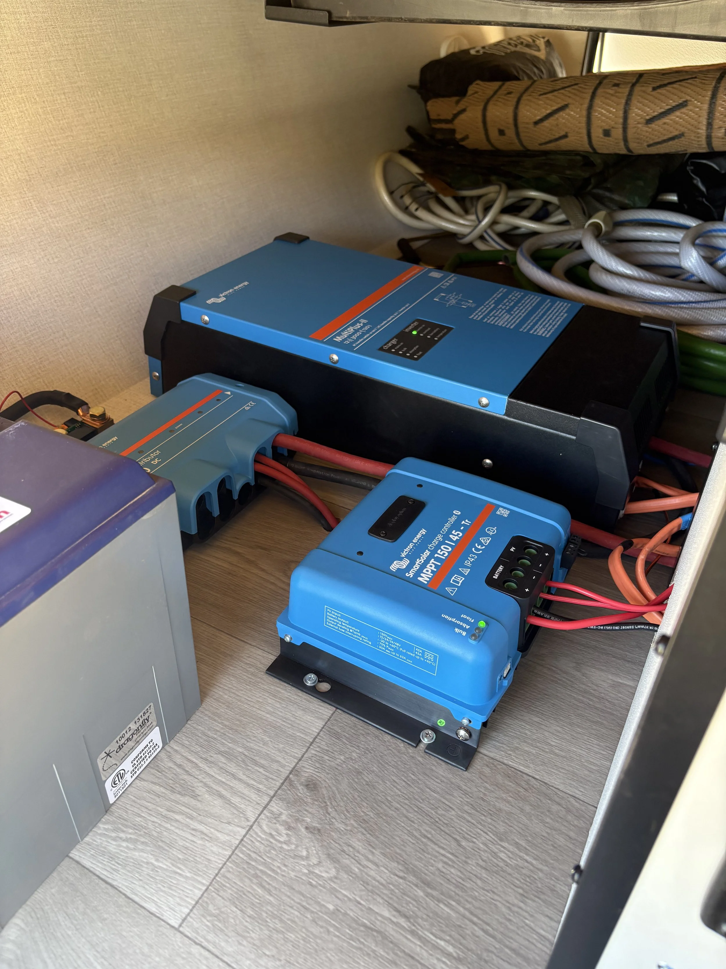 800W Solar, 400Ah Lithium Battery Bank, 3000W Inverter/Charger fed to Interior Sub-panel - Fifth-Wheel Trailer
