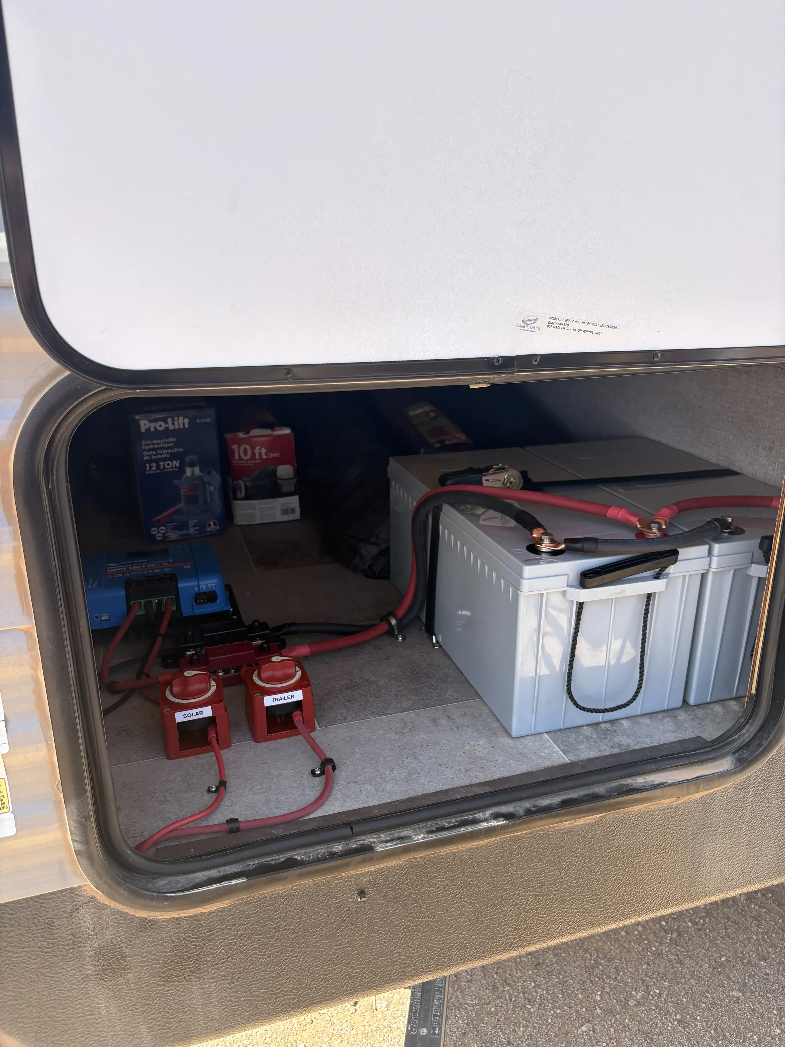 750W Solar, 400Ah Battery Bank, Quick Disconnects for Solar and Interior for Easy Storage - Fifth-Wheel Trailer